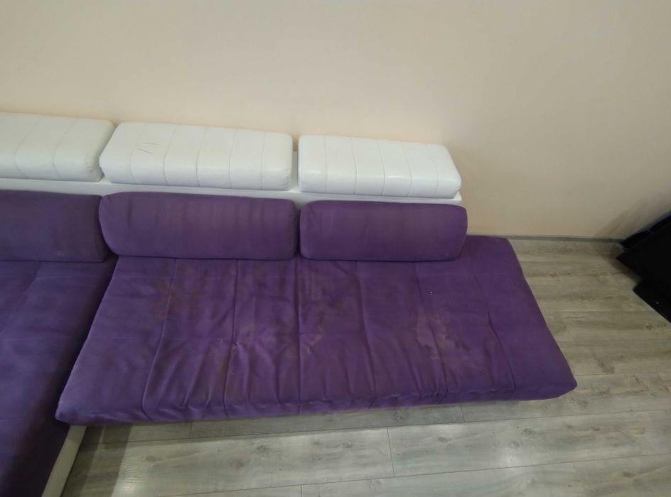 Ъглов диван в лилав цвят
