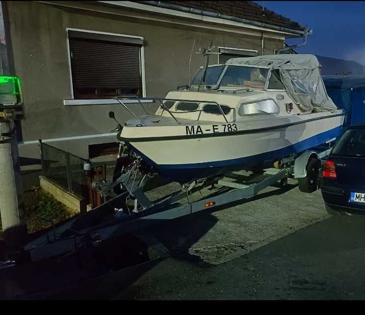 Vând barca cabinată