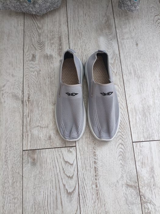 Продам женские кроссовки