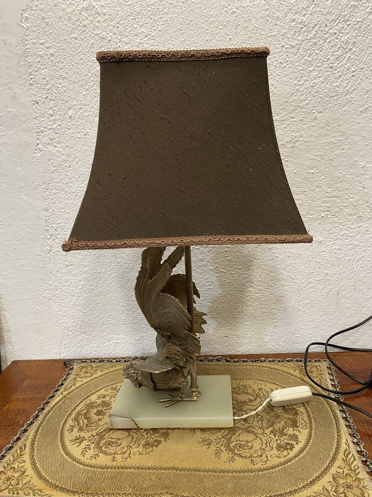 Настолна лампа с основа от оникс и фигура от калай - петел