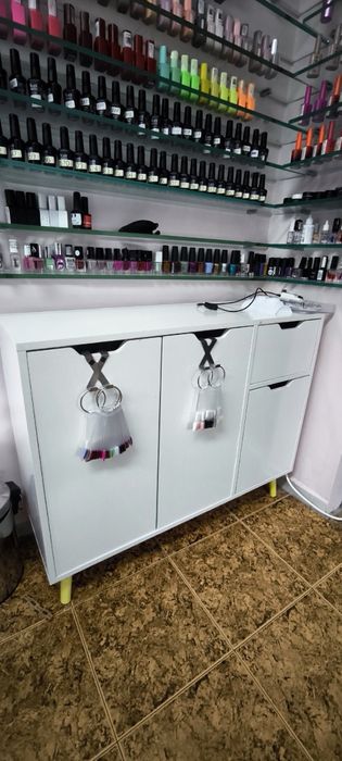 Скрин с чекмедже и врати