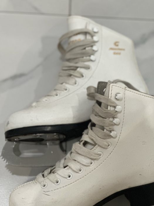 Продам профессиональные фигурные коньки montana gold