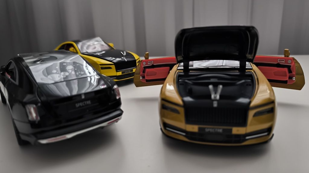 Macheta auto jucarie Rolls-Royce Spectre, metalica, noua 1:24