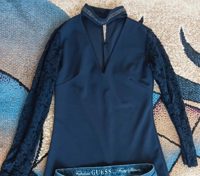 Cămașă cu decolteu și blugi skinny mărimea Xs