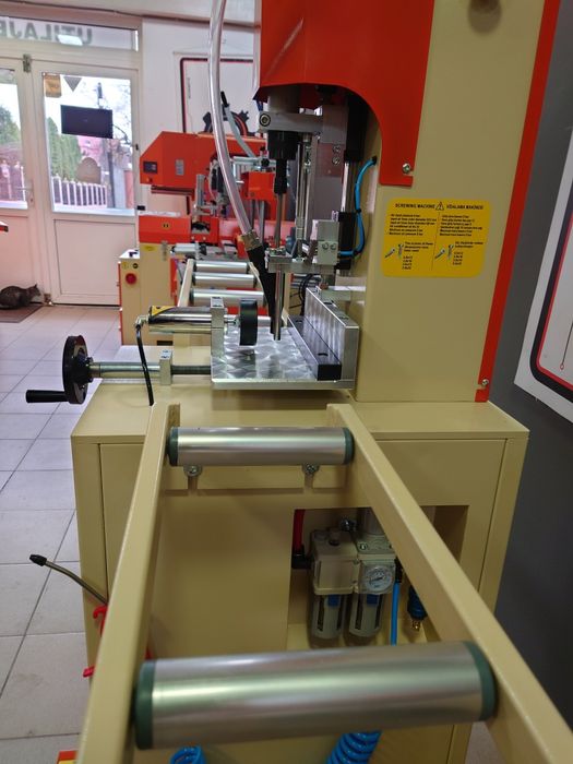 Utilaje Tamplarie PVC (Insurubat de armatura )