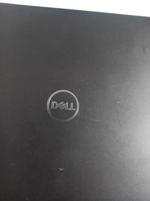 Un laptop   Dell  8Gb