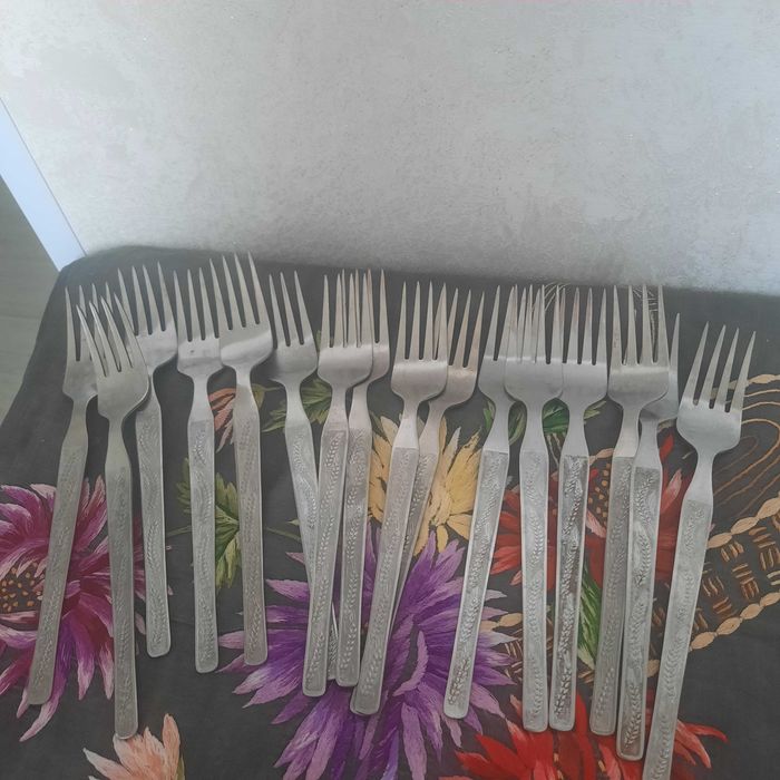 Посуда.Подносы б/у, вилки новые