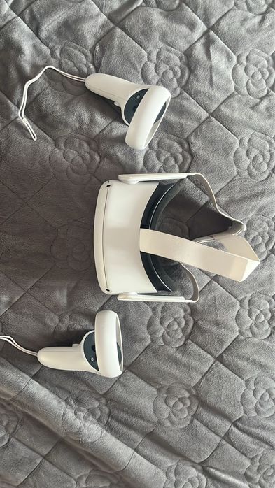 Vând ochelari Oculus Quest 2