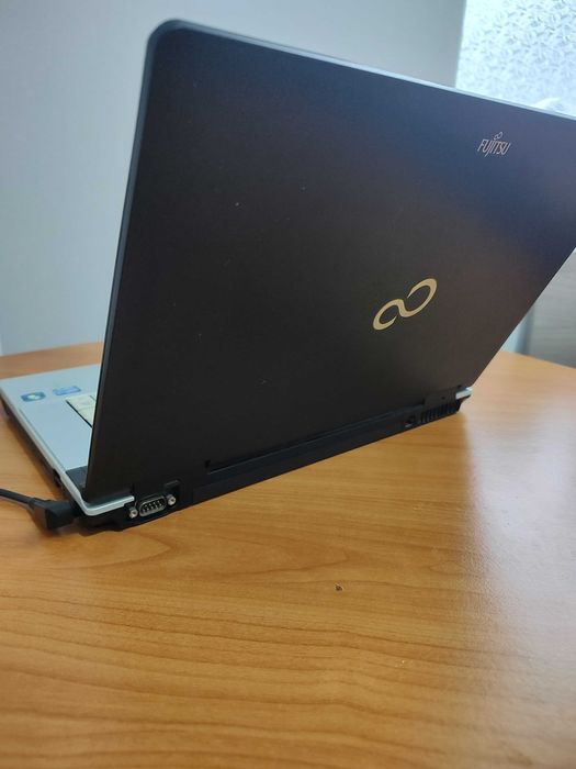 Laptop Fujitsu – i3, SSD, 4GB RAM
