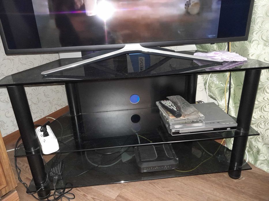 Тумба стеклянная под телевизор