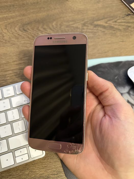 Vând Samsung Galaxy S7 Pink Gold cu display defect