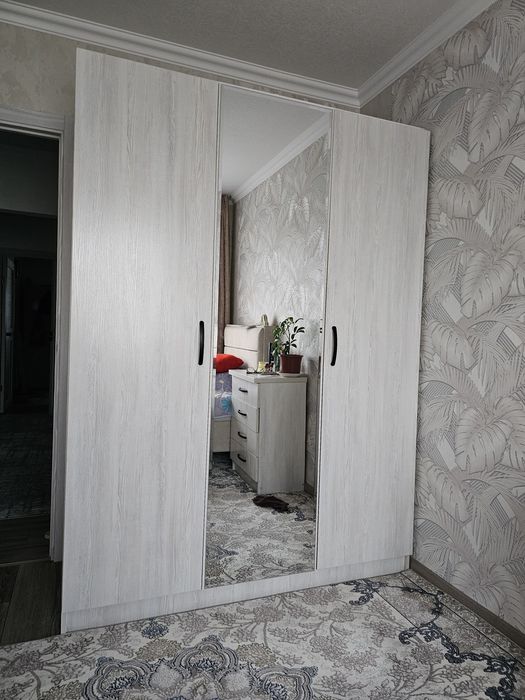 Продаётся шкаф в месте с камотом. Шкаф камоти  билан сотилади.