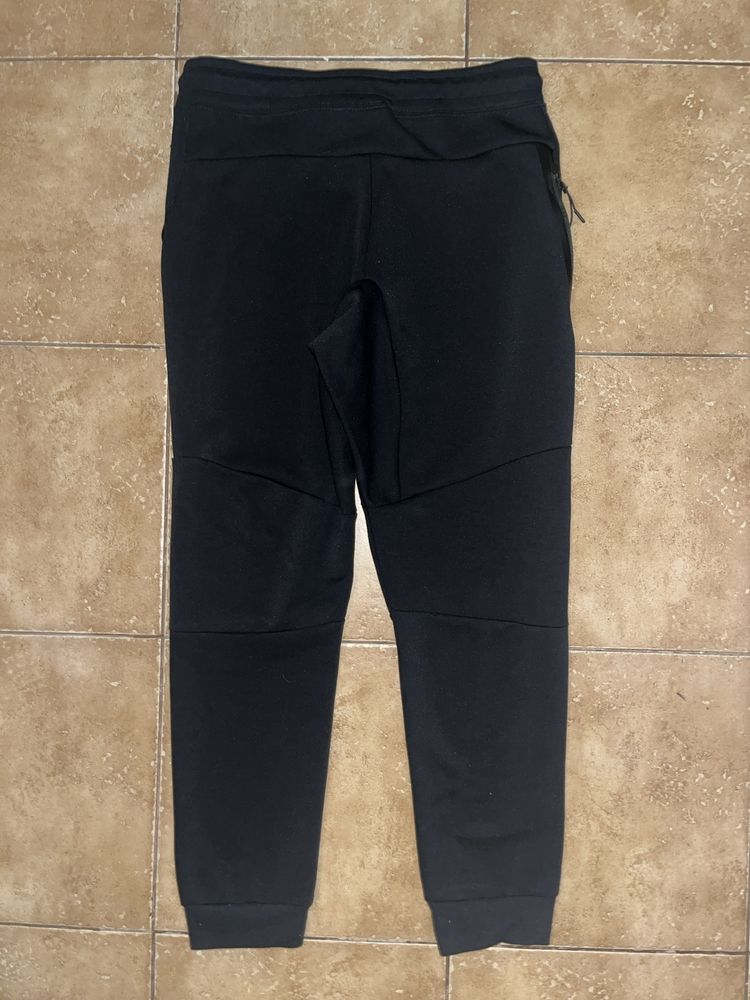 Pantaloni Nike Tech negrii