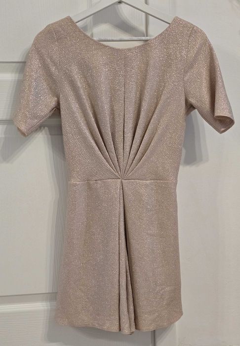 Salopetă aurie cu decolteu la spate