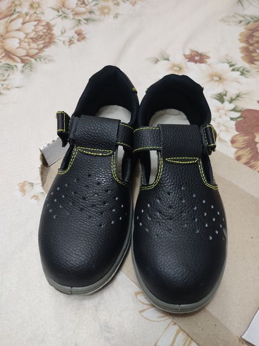 Продаётся специальная рабочая обувь,с усиленной защитой.