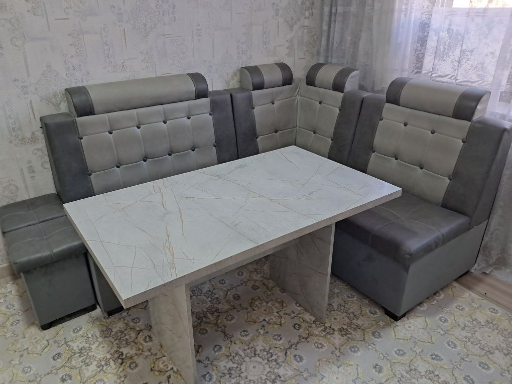 Продаётся кухонный уголок со столом