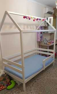 Продаётся кровать детская.Размер кроватки 90х200. Производство Россия.
