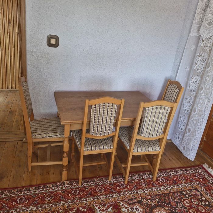 Masă extensibila cu 4 scaune din lemn masiv