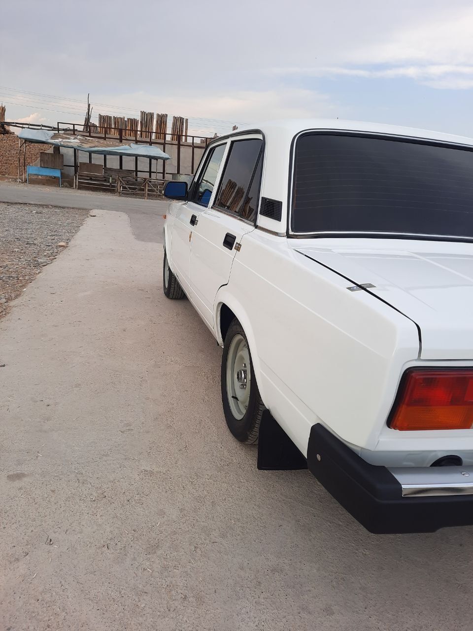 Vaz 2107 sotiladi