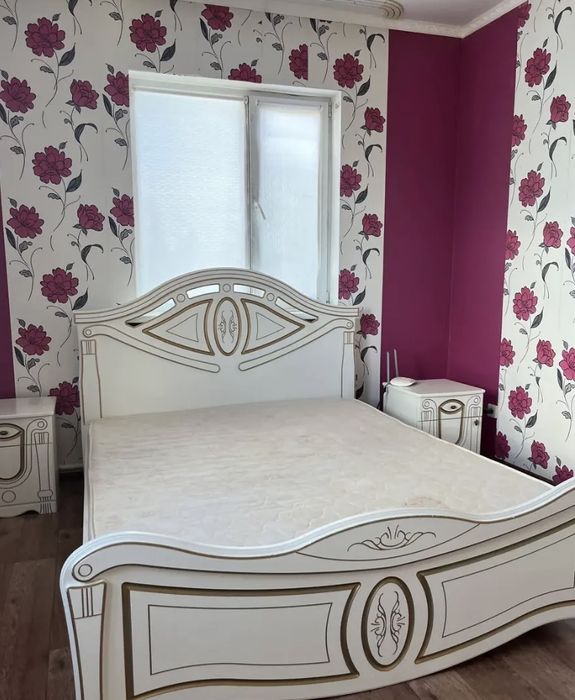 Кровать с матрасом,2 тумбочки