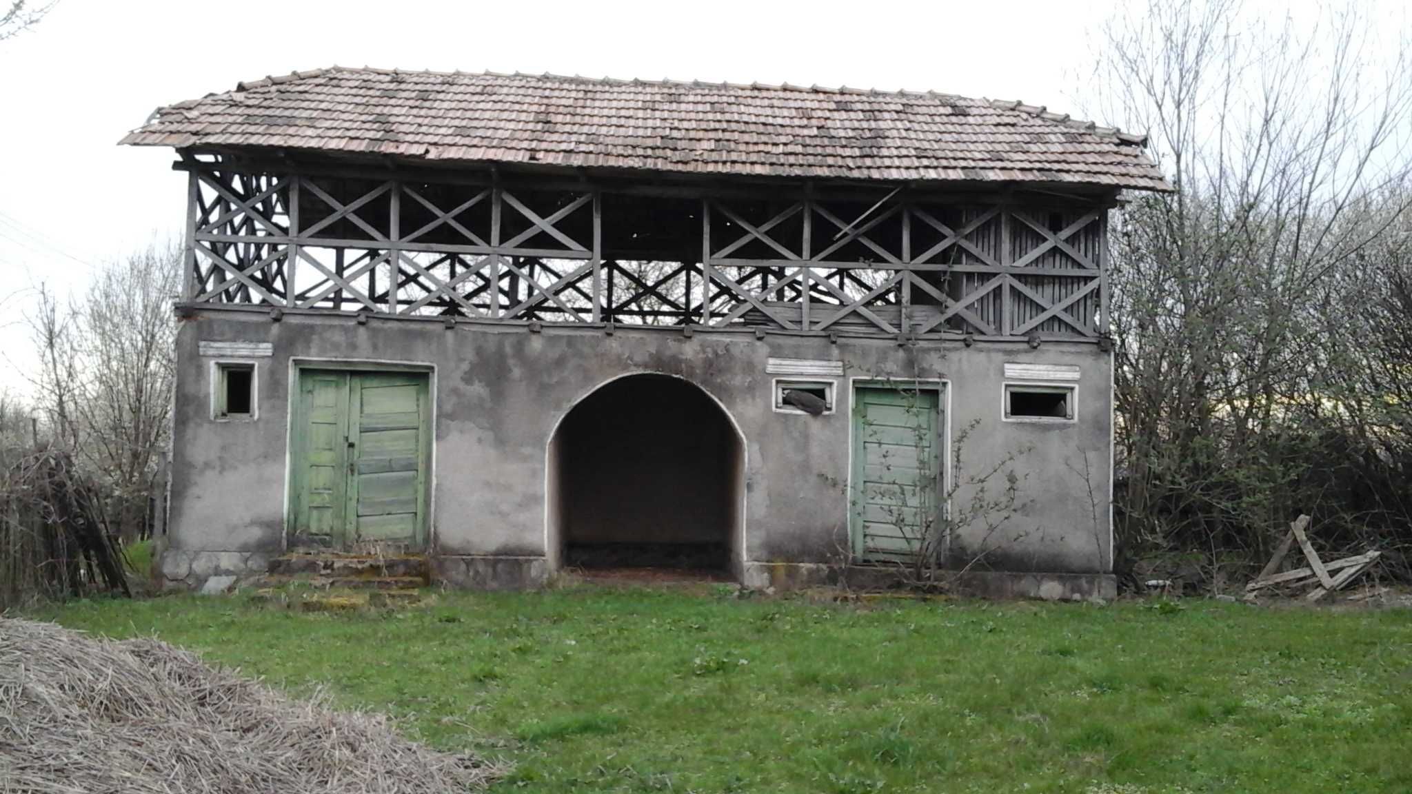 Teren si casa batraneasca cu fanar si foisor