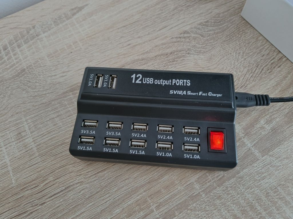 Multi-incarcator cu 12 porturi USB