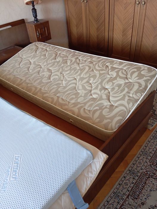 Продавам двулицев матрак