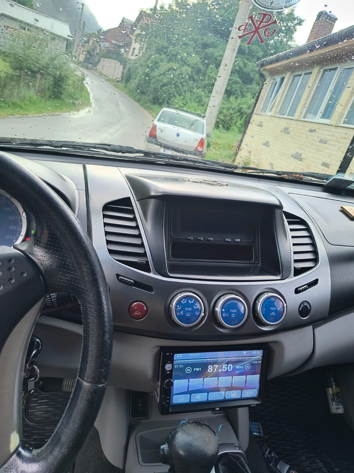 Mitsubishi L200.