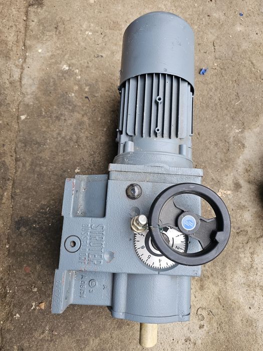 Vând motor electric cu reductor
