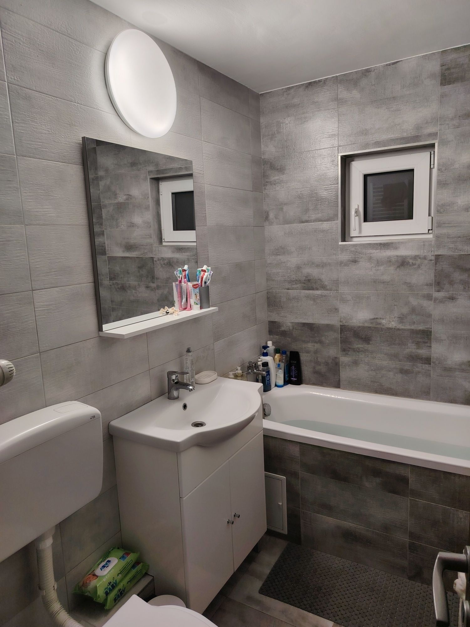 Apartament PB mare cu 2 camere decomandate , 2 balcoane , baie