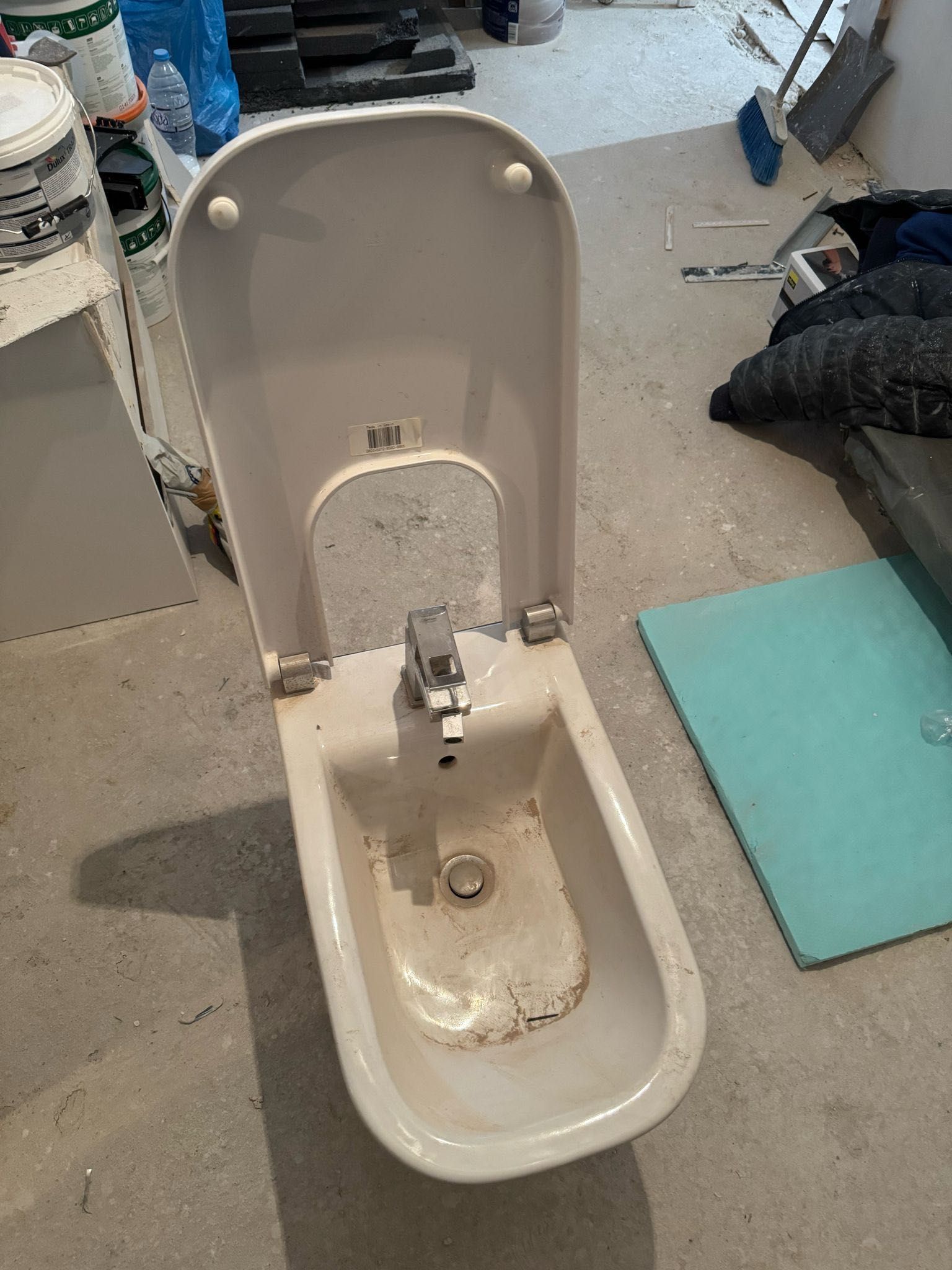 Ново биде Roca със смесител Grohe