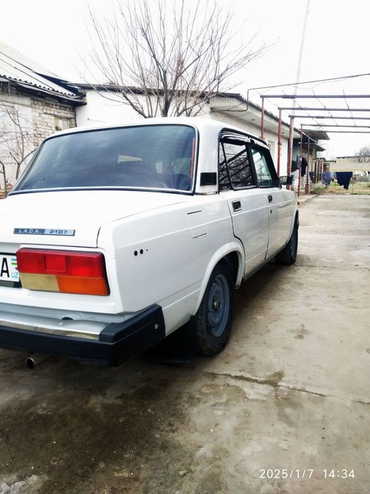 Lada 2107 sotiladi