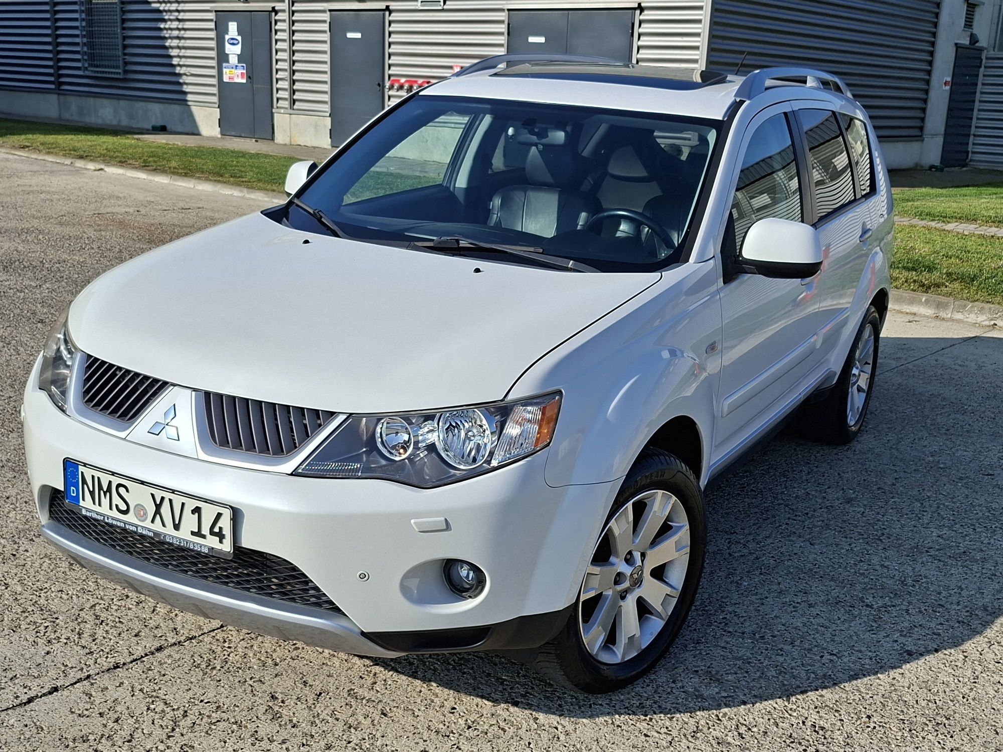 Mitsubishi Outlander Instyle 2.0TDI 4WD7LocuriXenonPiele