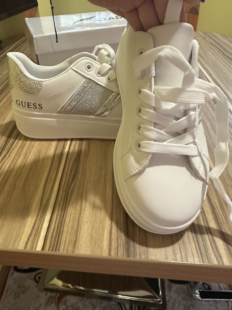 Бели сникърси Guess