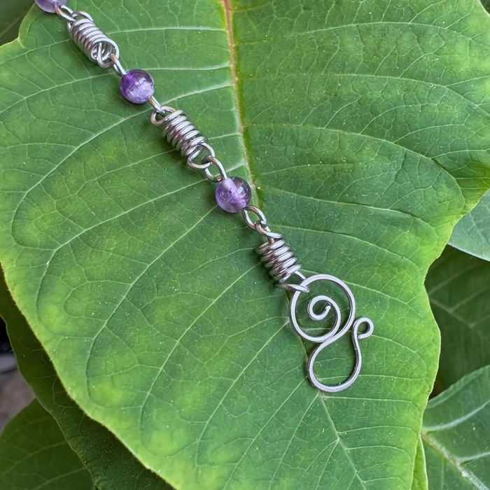 Ръчно изработена гривна с естествени камъни аметист