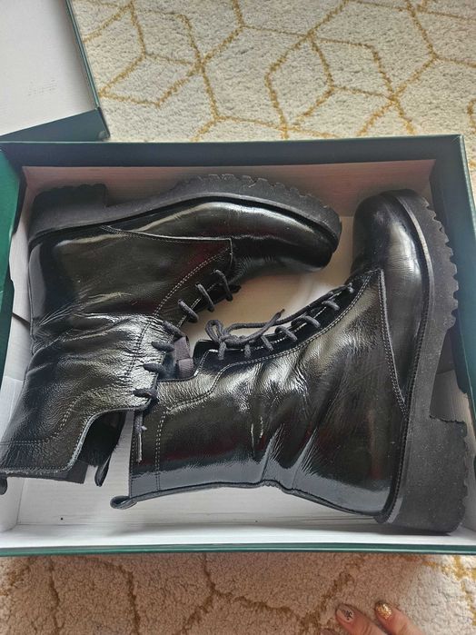 Sara Pen, лачени боти