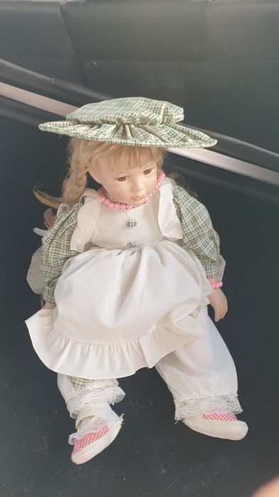 Голяма Кукла-немска с дрехи,шапка,обувки и герданче с мъниста.