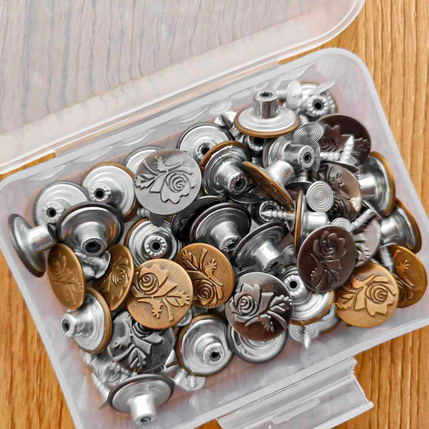 Копчета, капси за дрехи - розички златисти и сребристи-кутийка 50 бр.