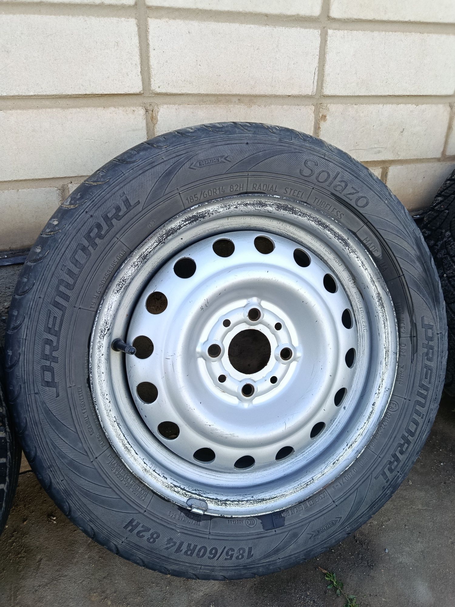 Продам 4 летних шин с дисками на R14 185/60