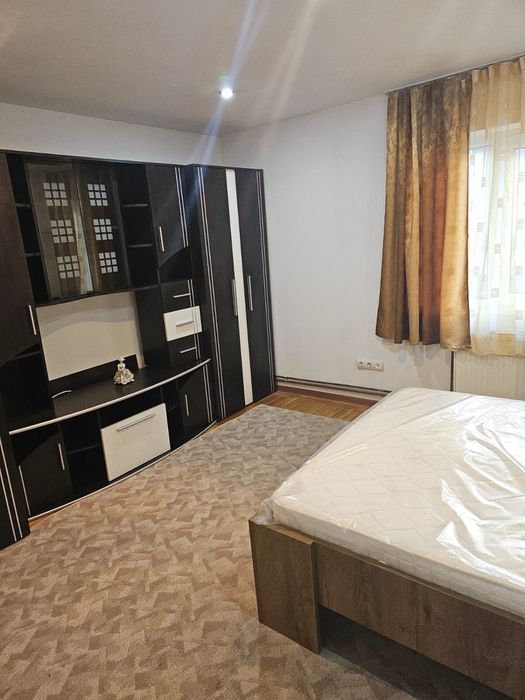 Proprietar inchiriez apartament 3 camere, decomandat, situat central i