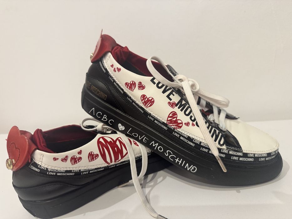 Adidasi Love Moschino