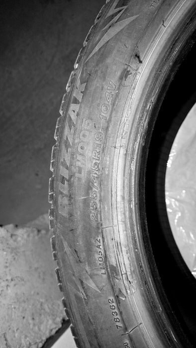 Bridgestone Blizzak LM005 255 45 R19 104V
