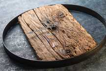 Ceas de perete handmade din lemn de brad și metal – 41 cm