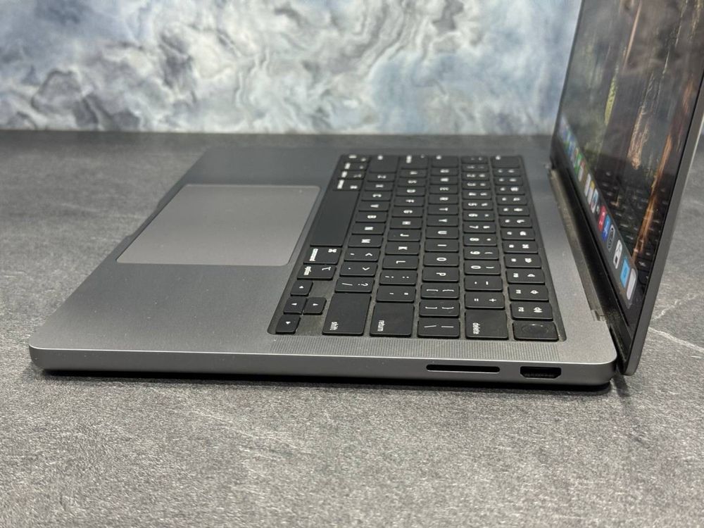 Macbook Pro 2023 M3/8/256 Gb/Liquid Retina XDR 120Hz