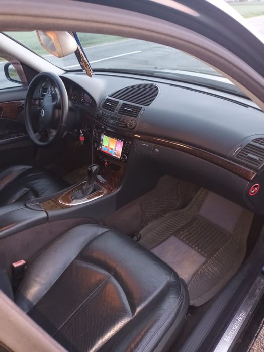Vând Mercedes E270