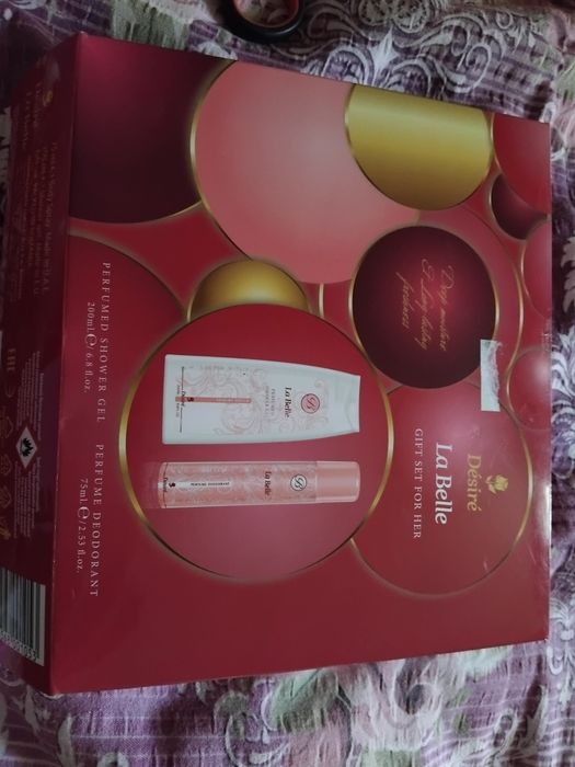 Parfum care miroase promiși de femeicu gel  de duș