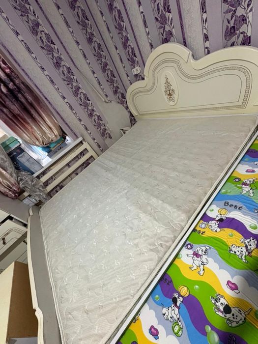 Продается спальный кровать с матрасом в комплекте 2 тумбочки