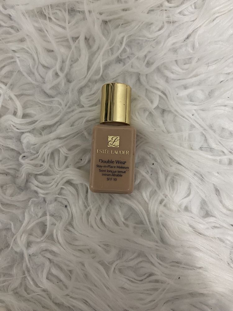 Фондютен на este lauder + подарък laura mercier