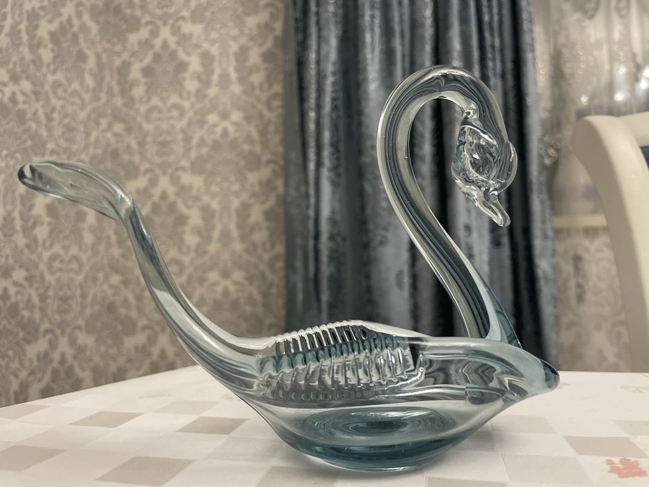 продам стекляный  лебедь