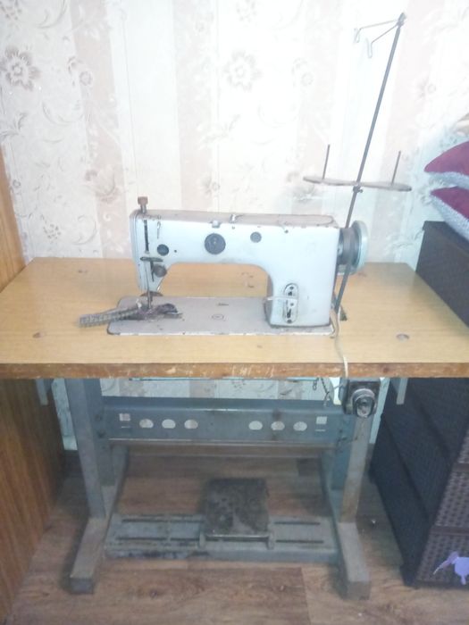 Машинка швейная в хорошем качестве